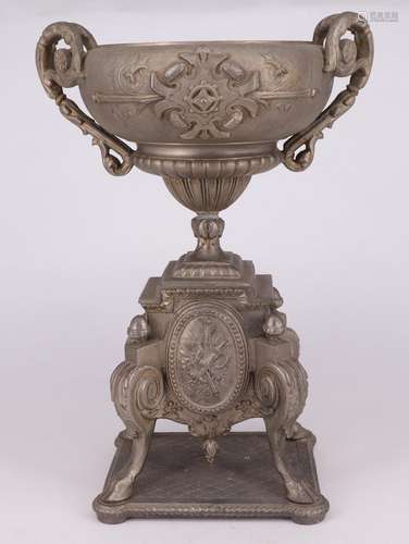 Zinnpokal, 1. H. 19. Jh., Ziegenbockfuesse, eine Vase mit zw...