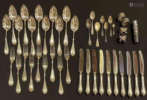 Silberbesteck und diverse Silberteile: 11 Loeffel, 10 Messer...