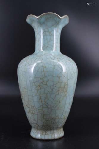 Song Porcelain Guanyao Crackled Vase