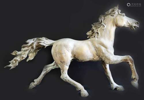 Bronzepferd: grosse Figur eines Pferdes in ausschreitendem T...