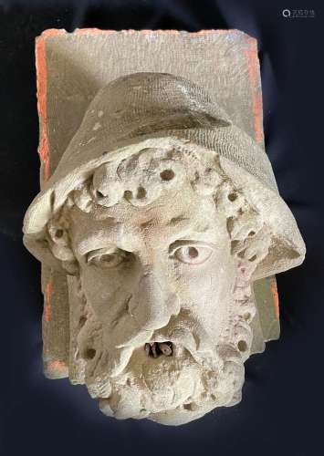 Steinskulptur, Kopf eines Baertigen mit Hut vor rechteckiger...
