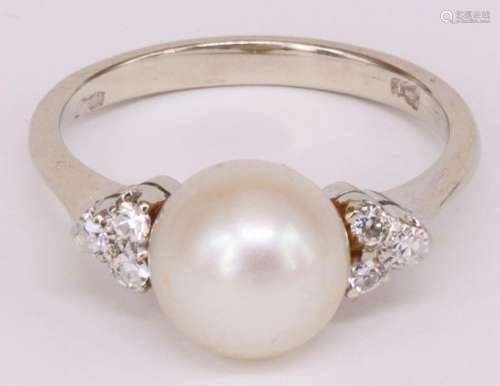 Ring, 750er Weissgold (geprueft), mit Perle und seitlich je ...