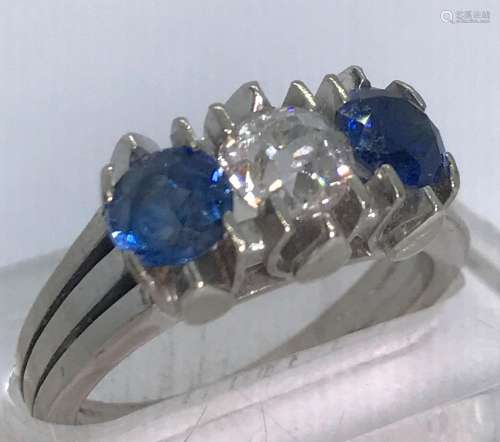 Ring mit Saphiren und Diamant, 585er WG, die beiden Saphire ...