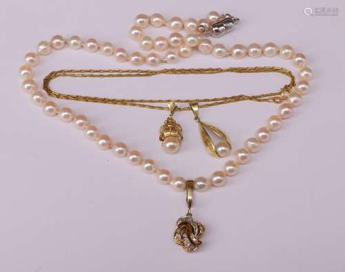 Perlenkette, daran Anhaenger mit Klappoese, 58er GG, sowie K...