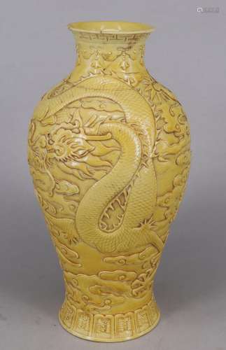China, 20. Jh., gelbe Vase, Porzellan, mit reliefiertem Drac...