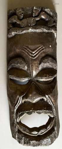 Grosse afrikanische Maske aus dunklem Holz geschnitzt, Relie...
