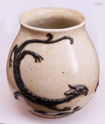 China, um 1900, Vase, Geyao Typ, mit appliziertem Drachen (L...