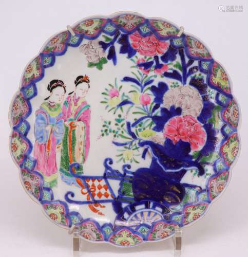 Asiatischer Teller mit zwei Frauenfiguren und floralen Motiv...