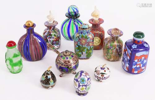 Konvolut Glas-Flakons und Cloisonnee-Objekte: 6 Flakons aus ...