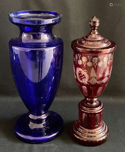 2 Vasen, blaues Glas, H. 40 cm; rotes Glas, mit Deckel, gesc...