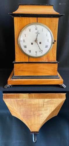 Biedermeier-Uhr mit Konsole, 19. Jh.: hochrechteckiges Uhren...