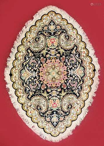 Ovaler Wandteppich, Wolle, ornamentale und florale Muster, F...