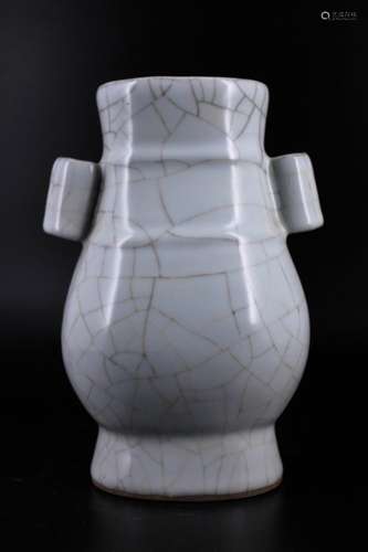 Song Porcelain Guanyao Crackle Vase