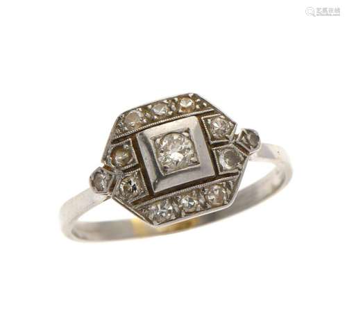 BAGUE en or gris 750/°° rhodié art déco, le plateau rectangu...