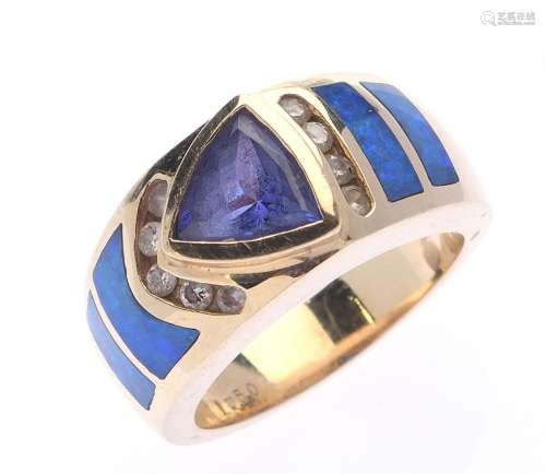 BAGUE en or jaune 585/°° ornée d'une tanzanite triangula...