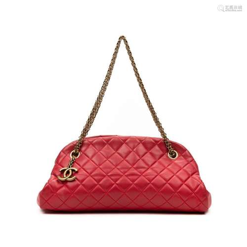 CHANEL - SAC modèle " Mademoiselle" en cuir rouge ...