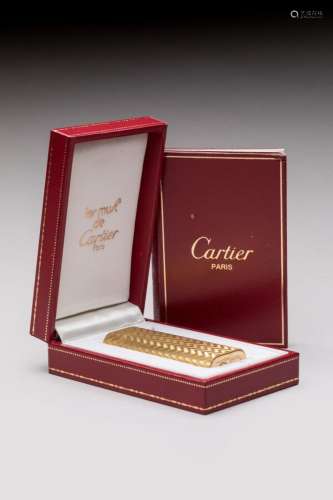 CARTIER - BRIQUET en métal doré guilloché