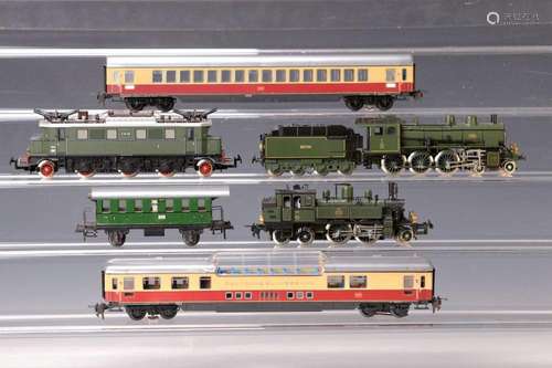 4 locomotives and 9 passenger wagons, Trix, HOgauge