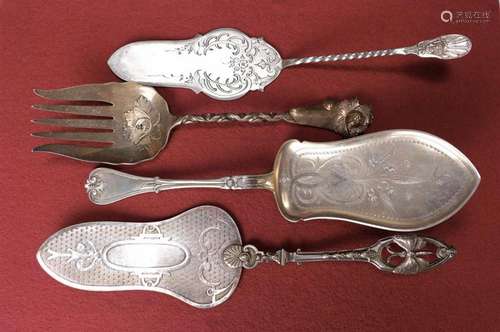 4 serving pieces made of silver, 1 cake server