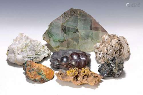 Collection of 12 semi-precious stones / minerals