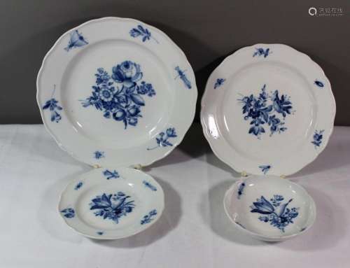 4X UNTERSCH. TELLER, MEISSEN SCHWERTERMARKE, BLAUE BEMALUNG