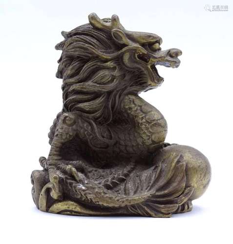 SCHWERER BRONZE DRACHE MIT KUGEL, H- 8,0CM