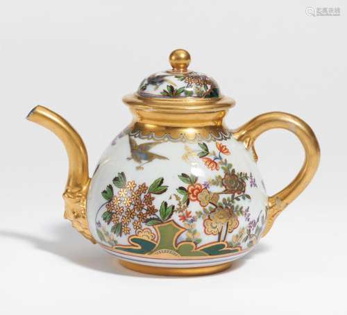 Porcelain tea pot with Kakiemon decor