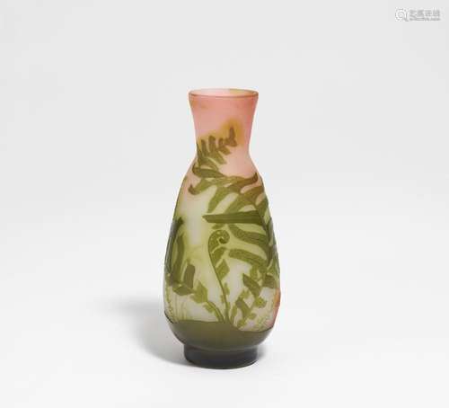 Vase mit Farndekor