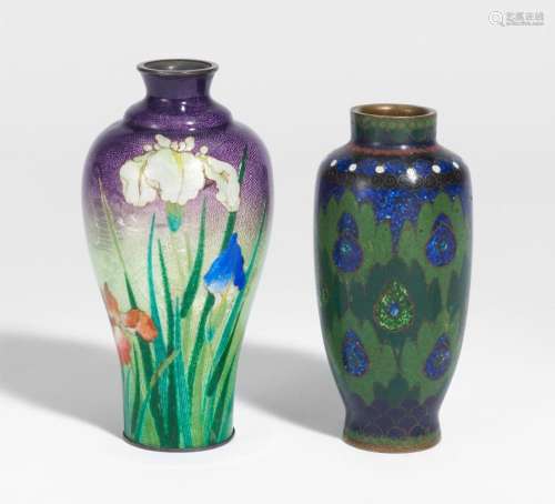 Zwei kleine Vasen mit Cloisonnédekor