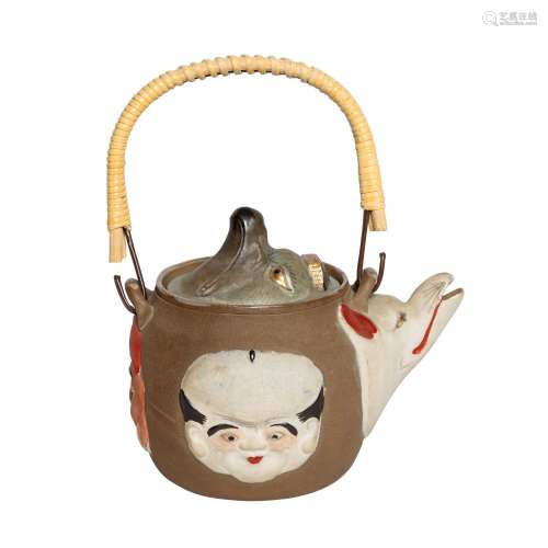 Exzellente Teekanne mit Porzellangesichtern. JAPAN, Meiji-Ze...
