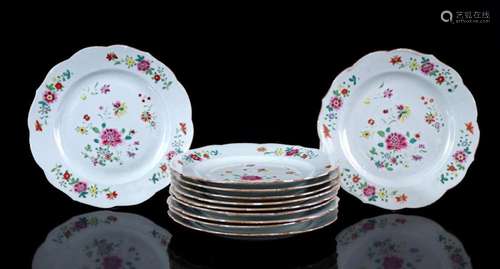 11 FAMILLE ROSE PORCELAIN DISHES WITH CONTOURED RIM AND POLY...