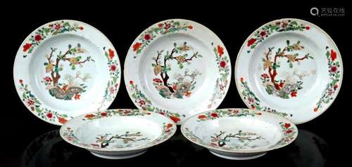 5 FAMILLE ROSE PLATES WITH FLORAL DECOR ON ROCK