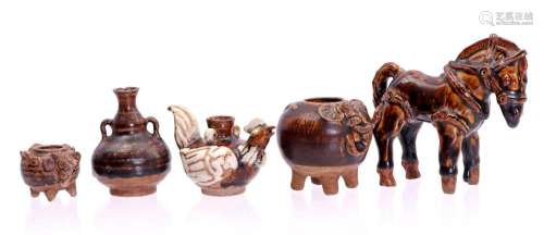 5 GLAZED EARTHENWARE OBJECTS INCLUDING A HORSE