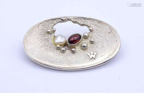 OVALE SILBER BROSCHE MIT PERLE UND GRANAT CABOCHON