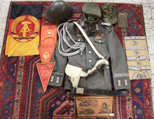 KONVOLUT DDR, UNIFORMJACKE MIT ZUBEHÖR, WIMPEL ETC.