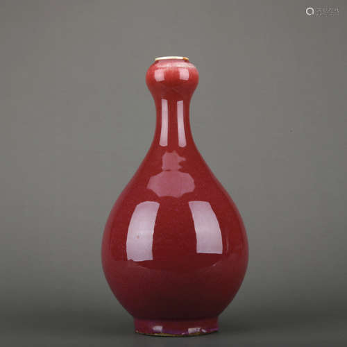 A red glazed garlic-head vase