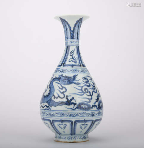 A blue and white 'dragon' pear-shaped vase