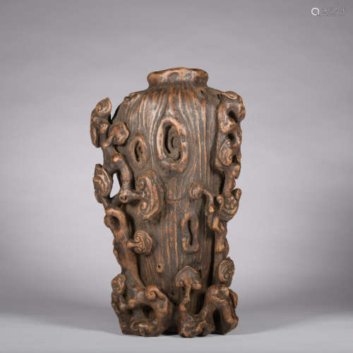 A eaglewood vase
