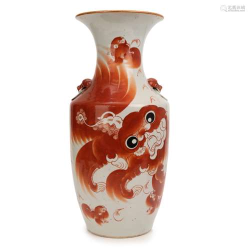 CHINESE RED AND WHITE FOU LION VASE