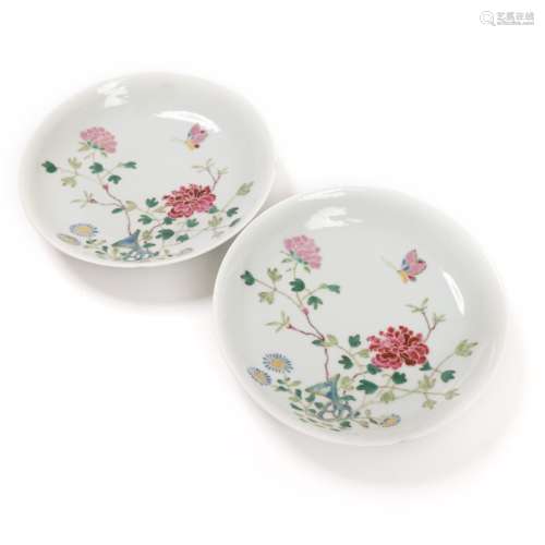 PAIR OF CHINESE FAMILLE ROSE PORCELAIN DISHES