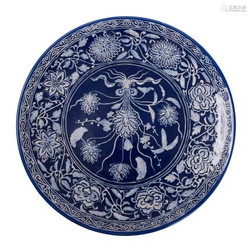 CHINESE PORCELAIN BLUE AND WHITE CHARGER