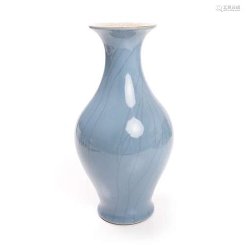 CHINESE PORCELAIN BLUE CRACKLE VASE