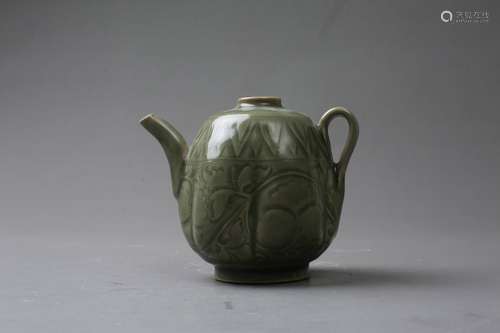 An Incised Yaozhou Ewer