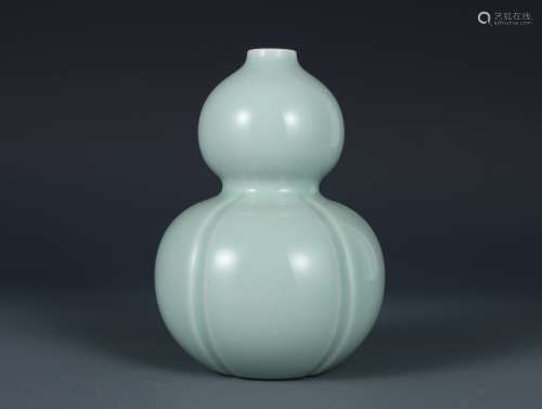 A Celadon Glazed Double Gourds Vase