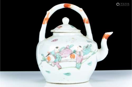 A CHINESE LATE QING DYNASTY PORCELAIN WINE POT