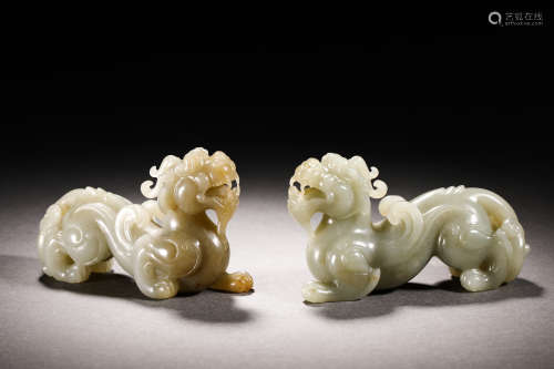 A pair of Hetian jade beasts in the Han Dynasty