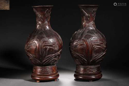 Qing Dynasty agarwood flower bottle