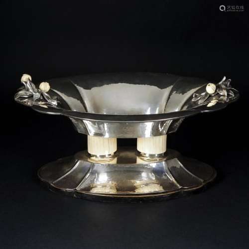 An Italian 800/1.000 silver oval stand, '20s