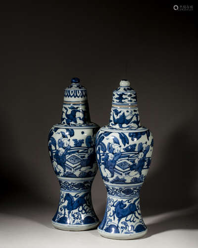 A PAIR OF CHINESE BLUE AND WHITE MEIPING,MING DYNASTY