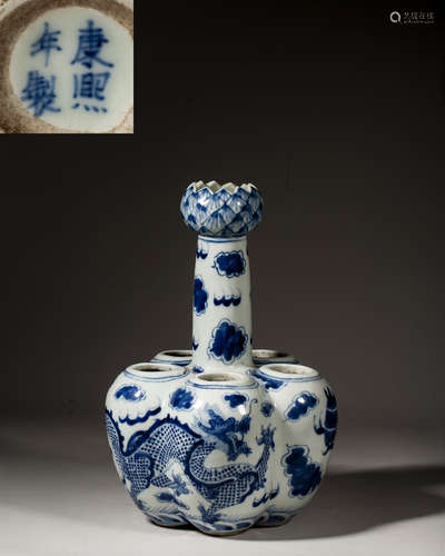 A CHINESE BLUE AND WHITE 'DRAGON'GARLIC-MOUTH BOTTLE VASE,MA...